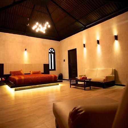 Kino Lakeside Chalet Hotel Lonavala Esterno foto
