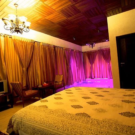 Kino Lakeside Chalet Hotel Lonavala Esterno foto
