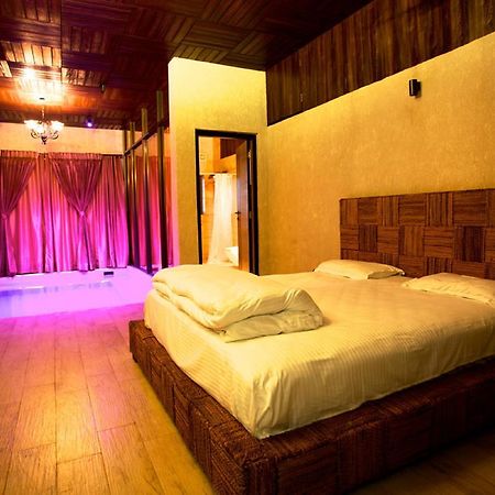 Kino Lakeside Chalet Hotel Lonavala Esterno foto