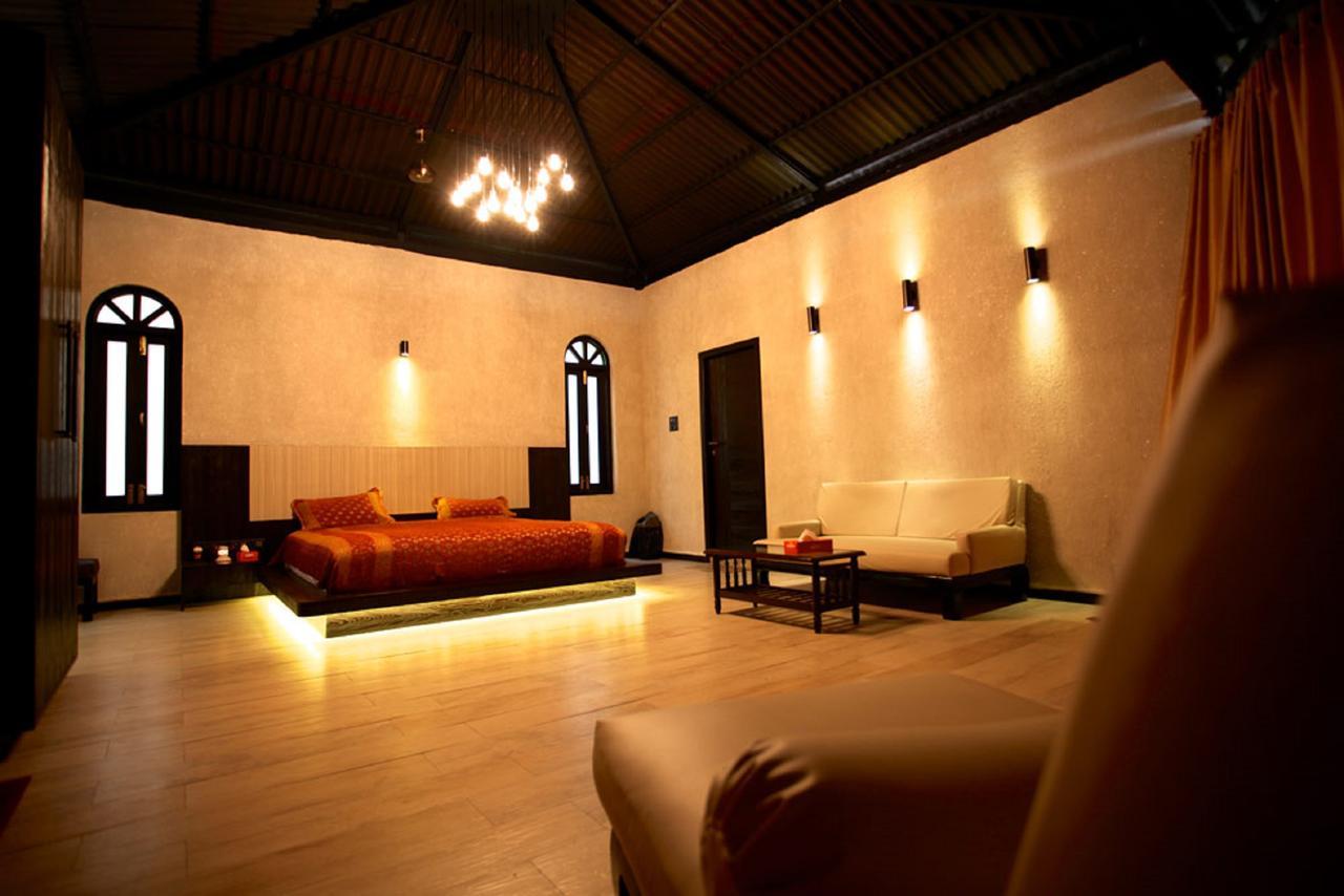 Kino Lakeside Chalet Hotel Lonavala Esterno foto