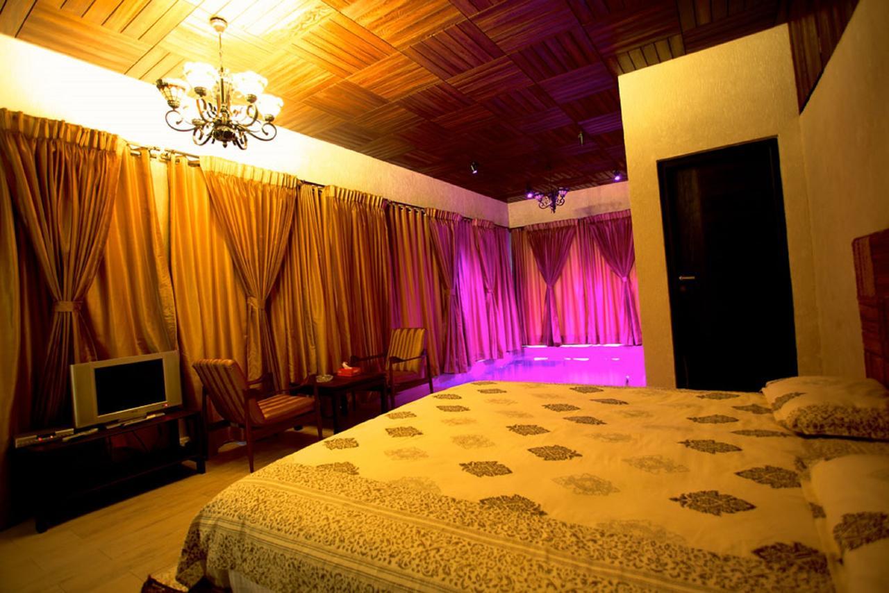 Kino Lakeside Chalet Hotel Lonavala Esterno foto