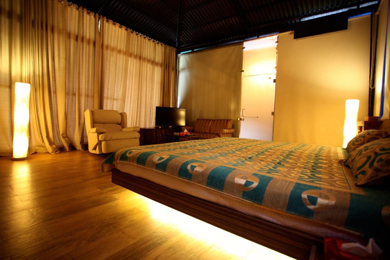 Kino Lakeside Chalet Hotel Lonavala Esterno foto
