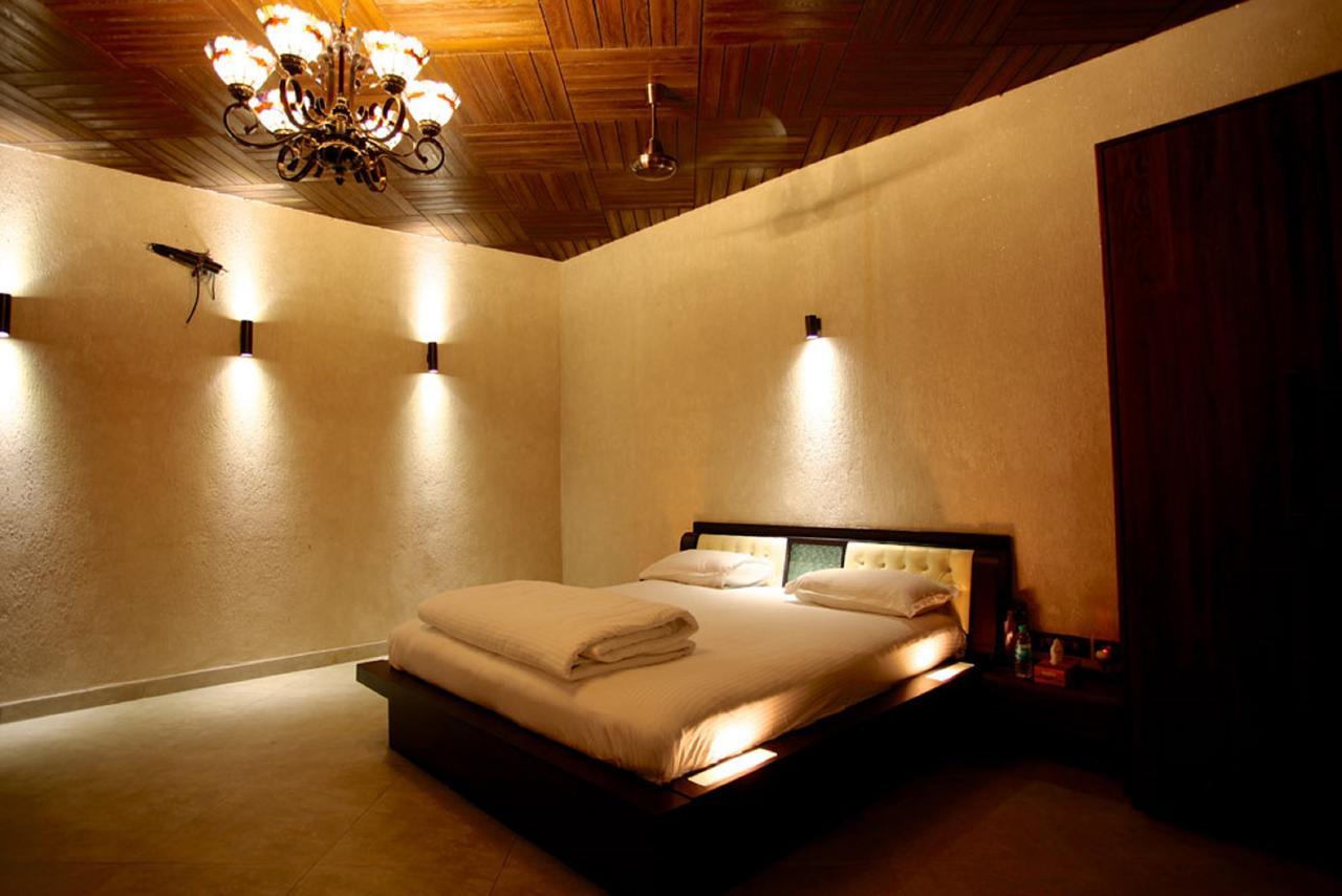 Kino Lakeside Chalet Hotel Lonavala Esterno foto