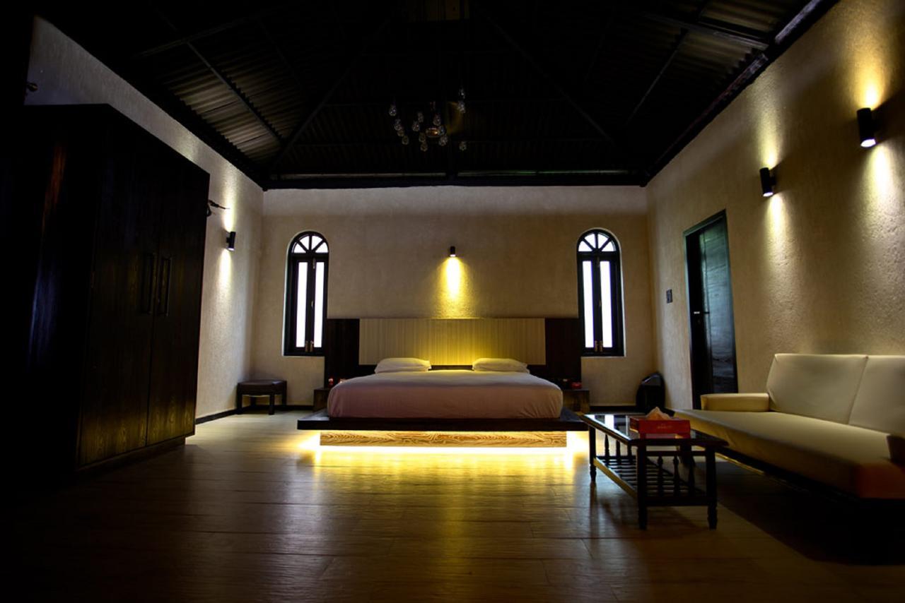 Kino Lakeside Chalet Hotel Lonavala Esterno foto