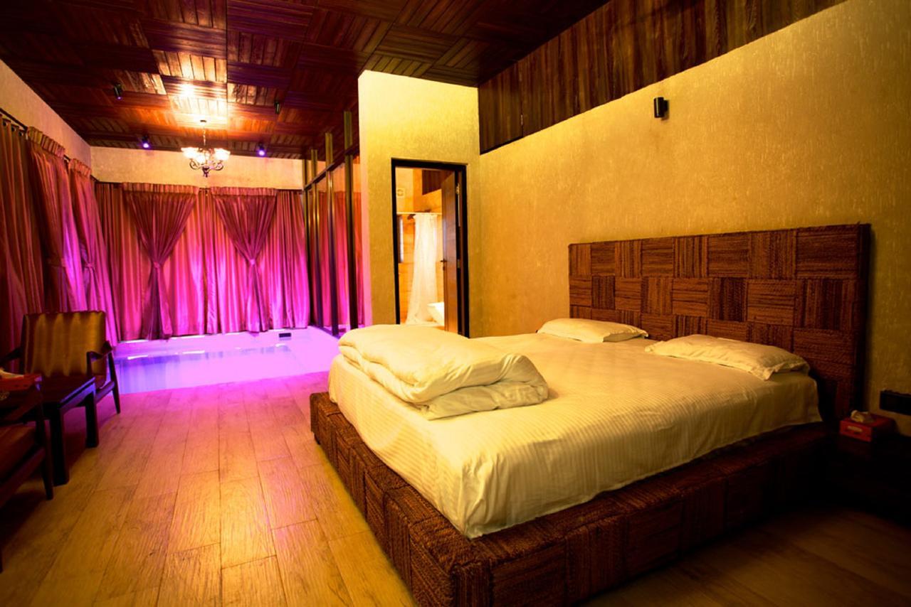 Kino Lakeside Chalet Hotel Lonavala Esterno foto