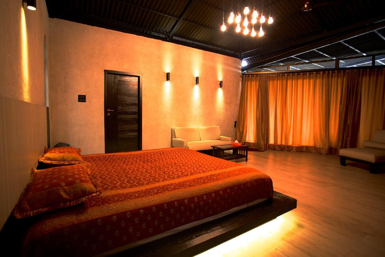 Kino Lakeside Chalet Hotel Lonavala Esterno foto