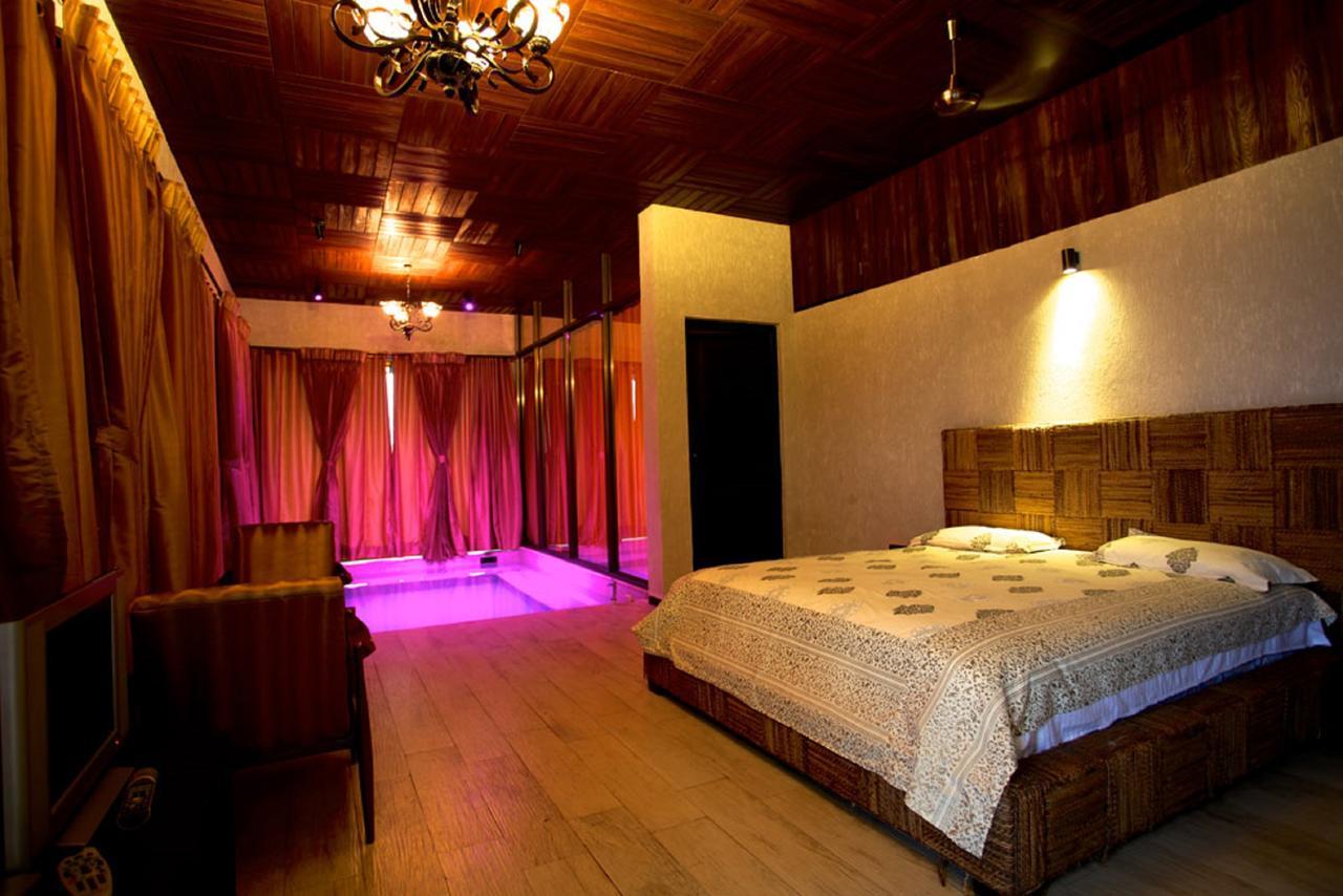 Kino Lakeside Chalet Hotel Lonavala Esterno foto
