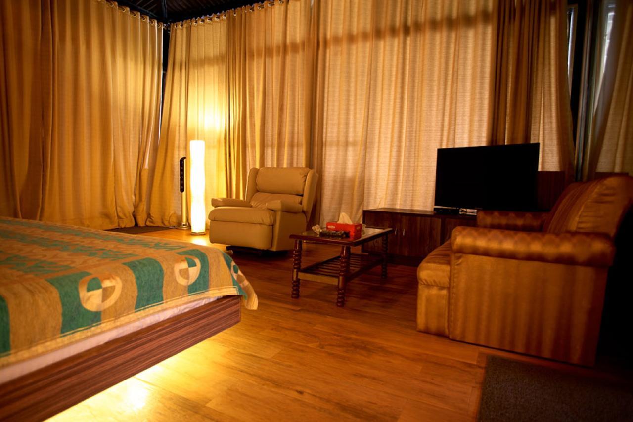 Kino Lakeside Chalet Hotel Lonavala Esterno foto