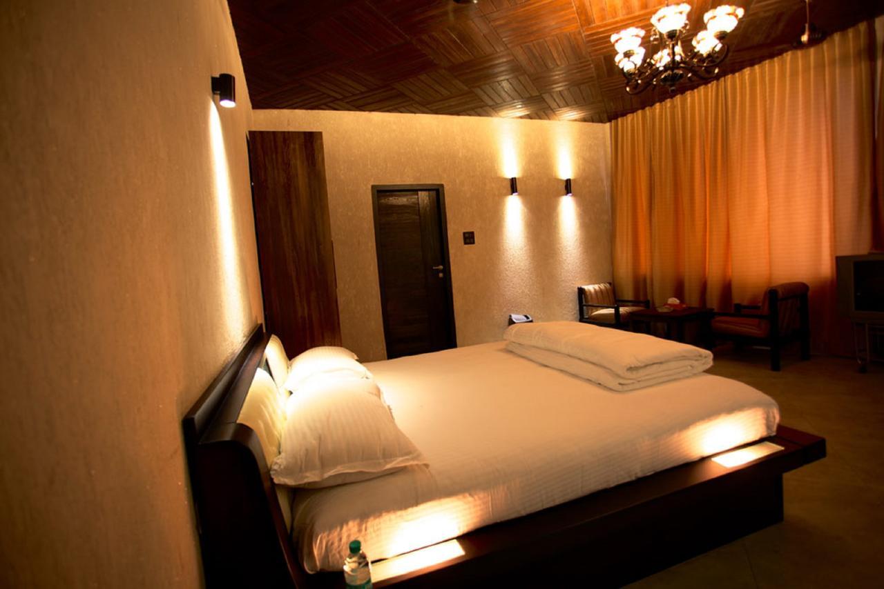 Kino Lakeside Chalet Hotel Lonavala Esterno foto