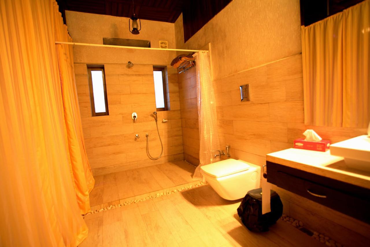 Kino Lakeside Chalet Hotel Lonavala Esterno foto