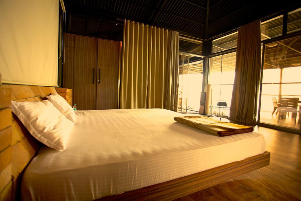 Kino Lakeside Chalet Hotel Lonavala Esterno foto
