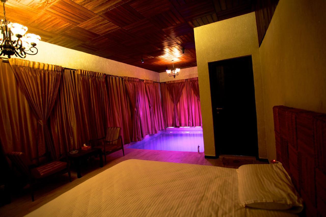 Kino Lakeside Chalet Hotel Lonavala Esterno foto